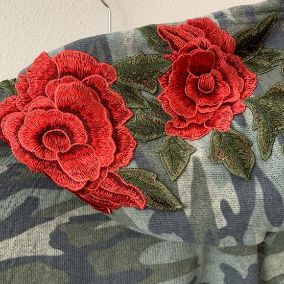 Better Be Camo cropped Hoodie with roses - Picture 6 of 7